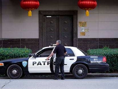 Un policía, frente a la puerta del consulado chino en Houston (Texas), este miércoles.