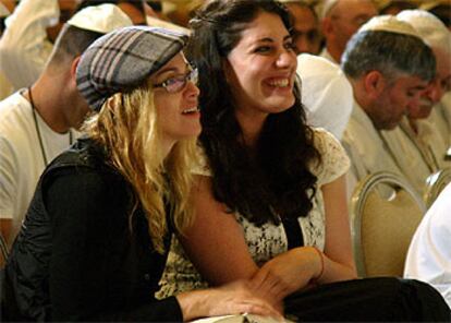 Madonna, muy atenta, en el transcurso de la conferencia celebrada ayer en Tel Aviv.