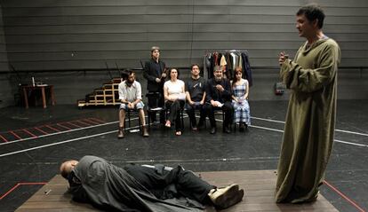 Un ensayo de 'Hamlet', dirigido por Will Keen, en el Teatro Español de Madrid.