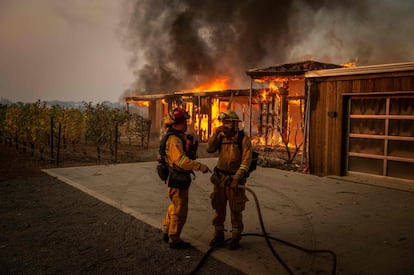 Na imagem, bombeiros neste domingo em Kincade, em Healdsburg, Califórnia. Essas condições extremas estão ocorrendo na Califórnia há duas semanas. Entre a segunda quinzena de setembro e a primeira de novembro, geralmente são registrados os dias mais quentes do ano. No entanto, é raro que temperaturas acima de 35 graus ocorram por tantos dias seguidos quanto na semana passada. Na terça-feira, Anaheim, ao sul de Los Angeles e não muito longe da costa, foi por 24 horas o lugar mais quente dos Estados Unidos, com 37 graus.