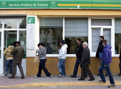 Un grupo de personas guarda cola en la oficina del Servicio Andaluz de Empleo en Chiclana de la Frontera.