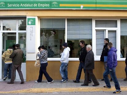 Un grupo de personas guarda cola en la oficina del Servicio Andaluz de Empleo en Chiclana de la Frontera.