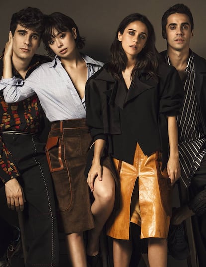 Javier Calvo, coautor de 'La llamada', posa con camisa Issey Miyake Man y pantalón Dior Homme. Anna Castillo viste de Prada. Macarena García lleva americana Carmen March y falda Prada. A su lado, Javier Ambrossi, el otro creador de la obra, luce abrigo y camisa Balenciaga y pantalón Issey Miyake Man.