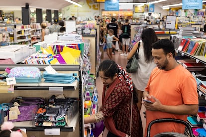 Familias comprando material escolar, el pasado verano, en plena campaña del vale escolar, en un Abacus de Barcelona.