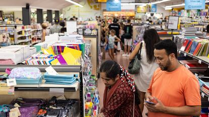 Familias comprando material escolar, el pasado verano, en plena campaña del vale escolar, en un Abacus de Barcelona.