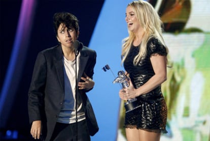 Laday Gaga, vestida como un hombre, fue la encargada de dar el galardón honorífico a Britney Spears.