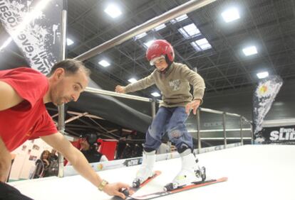 Un niño esquía, ayer en el BEC, sobre una pista artificial.