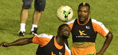 Serge Aurier, zaguero de Costa de Marfil, controla el balón.