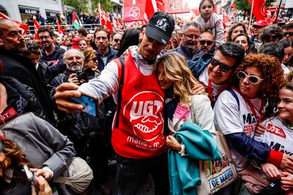 Un asistente a la manifestación se toma un selfi con la vicepresidenta segunda y ministra de Trabajo, Yolanda Díaz, este miércoles en Madrid.