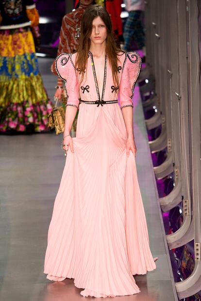 Nicole Kidman, una de las más arriesgadas, podría decantarse por un diseño como este de Gucci. Pertenece a su colección otoño-invierno 2017/2018 recientemente presentada en la semana de la moda de Milán.