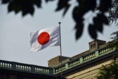 Una bandera japonesa ondea en el Banco de Jap&oacute;n (BOJ), en Tokio (Jap&oacute;n). 