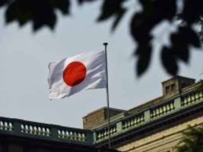 Una bandera japonesa ondea en el Banco de Jap&oacute;n (BOJ), en Tokio (Jap&oacute;n). 