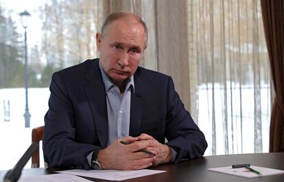 El presidente ruso, Vladímir Putin, en una videoconferencia con estudiantes rusos, este lunes desde su residencia de Zavidovo, a las afueras de Moscú.