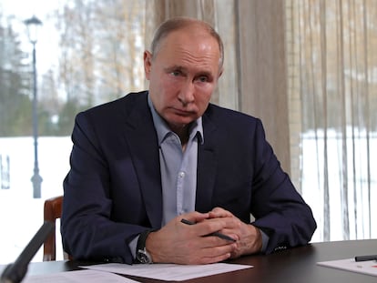 El presidente ruso, Vladímir Putin, en una videoconferencia con estudiantes rusos, este lunes desde su residencia de Zavidovo, a las afueras de Moscú.