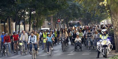 Bicimanifestación, ayer, por el carril ciclista en las grandes vías y en defensa de mejores infraestructuras para circular sin riesgo por Valencia.