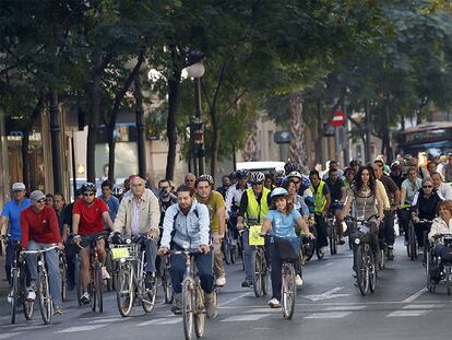 Bicimanifestación, ayer, por el carril ciclista en las grandes vías y en defensa de mejores infraestructuras para circular sin riesgo por Valencia.