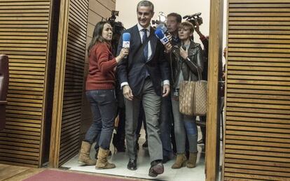 Ricardo Costa, este martes, a su llegada al hemiciclo de las Cortes Valencianas, rodeado de periodistas. 