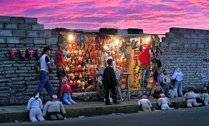 Puesto callejero de venta de máscaras en Tumbaco, Ecuador.