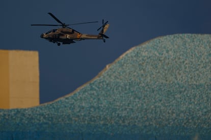 Un helicóptero Apache de las fuezas de seguridad de Israel, este domingo.