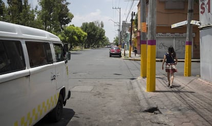 Una de las combis en el punto donde desapareció Valeria.