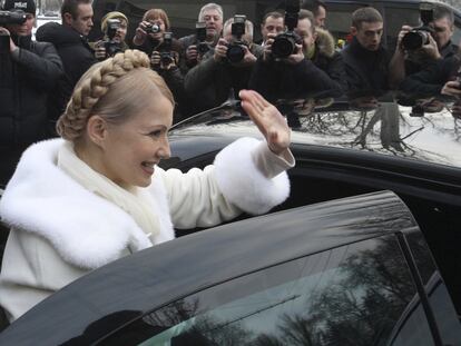 La primera ministra ucrania, Yulia Timoshenko, tras salir de un centro electoral en Dnepropetrovsk.