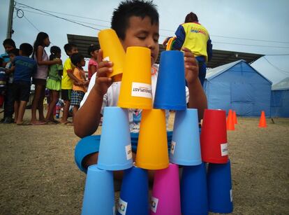 Un niño juega en el albergue de Jaramijó durante una jornada lúdica organizada por el Ministerio del Deporte de Ecuador en colaboración con Unicef.