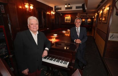 El pianista Jesús Serrano y el dueño del Tony2 César Tejero, en el pianobar. 