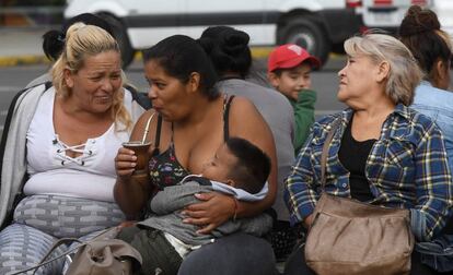 Mujeres de organizaciones sociales hacen un alto durante una manifestación en el centro de Buenos Aires, este jueves.