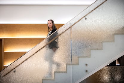 Mar Galcerán, en las escaleras del edificio donde se ubica su despacho.
