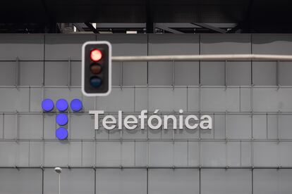 Logotipo de Telefónica, en su sede de Madrid.