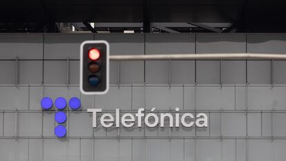 Logotipo de Telefónica, en su sede de Madrid.