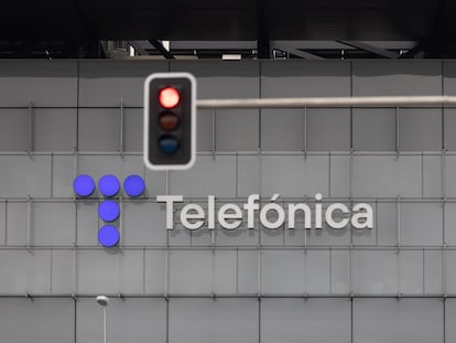 Logotipo de Telefónica, en su sede de Madrid.