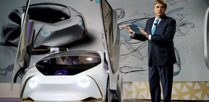 Bob Carter, vicepresidente de Toyota, junto al nuevo Concept-i.