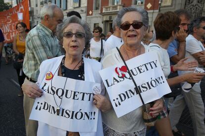 Antonia Ortega, a la izquierda de la imagen, jubilada, trabajó durante 30 años en el Hospital Gregorio Marañón. Asiste a la manifestación junto a su amiga María Jesús.