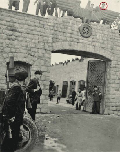 Liberation day, May 5, 1945. A group of prisoners pulls down the Nazi eagle over the main entrance. Boix would take dozens of photographs capturing life in the camp in the following days and weeks.