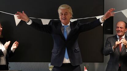 Wilders celebraba con su equipo la victoria en las elecciones, este jueves en el Parlamento holandés.