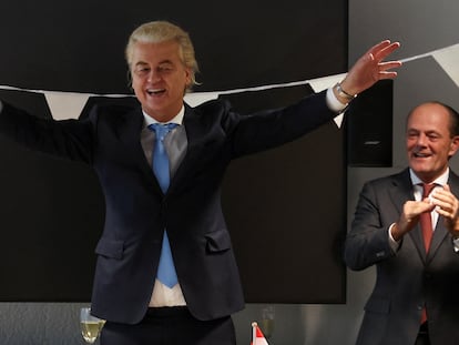 Wilders celebraba con su equipo la victoria en las elecciones, este jueves en el Parlamento holandés.