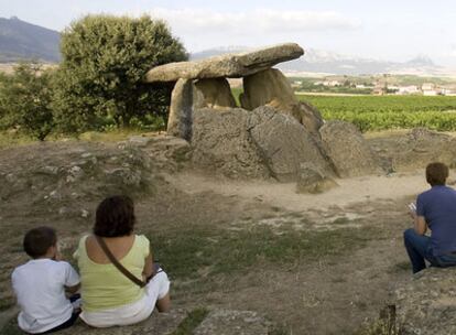 Dos viejos olivos junto al dolmen de La Hechicera en El Villar, cerca de Laguardia