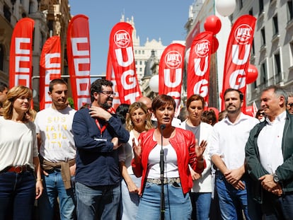 La portavoz del Gobierno, Isabel Rodríguez, atiende a los medios antes de asistir a la manifestación del Primero de Mayo, este domingo en Madrid.