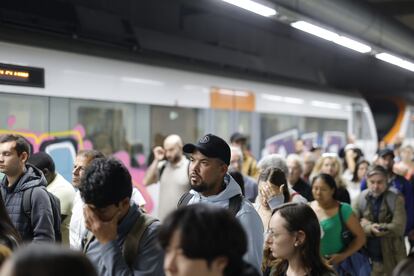 Usuarios del servicio de Rodalies en la estación de Sants de Barcelona.
