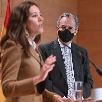 MADRID, 18/03/2021.- El consejero de Educación y Juventud y portavoz del Gobierno de la Comunidad de Madrid, Enrique Ossorio (c); la consejera de Presidencia, Eugenia Carballedo, y el consejero de Sanidad, Enrique Ruiz Escudero (d), presentan las medidas preventivas en materia de Salud Pública frente al COVID-19 que estarán vigentes durante la jornada electoral del 4 de mayo, hoy en la sede de la Comunidad. EFE/ Fernando Villar