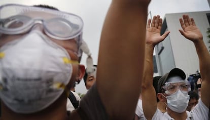 Estudiants proveïts de màscares de gas protesten a Hong Kong.