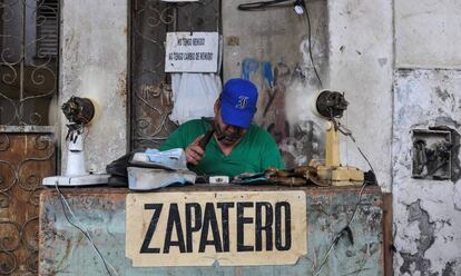 Un zapatero trabajando en una calle de La Habana.