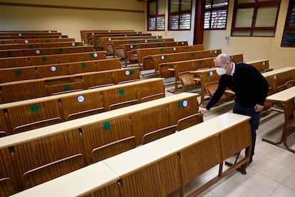 Una clase vacía de la facultad de Ciencias de la Universidad de Granada.