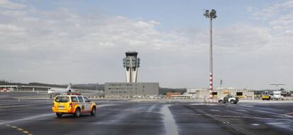 &Aacute;rea de pista de Lavacolla con la nueva torre de control al fondo.