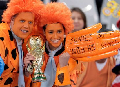 Holandeses posan con una copa del Mundo antes de iniciar el partido de semifinales frente a Uruguay.