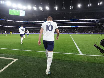 Harry Kane, delantero del Tottenham Hotspur, hace su entrada en el terreno de juego en un partido del equipo inglés.