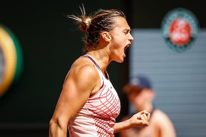 Sabalenka celebra un punto contra Kostyuk.