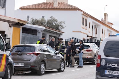 Agentes de la Policía acuden al domicilio de Torre del Mar (Málaga) donde un hombre asesinó a su mujer y luego se suicidó, el pasado viernes.