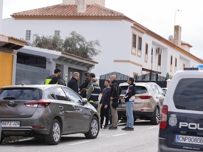 Agentes de la Policía acuden al domicilio de Torre del Mar (Málaga) donde un hombre asesinó a su mujer y luego se suicidó, el pasado viernes.